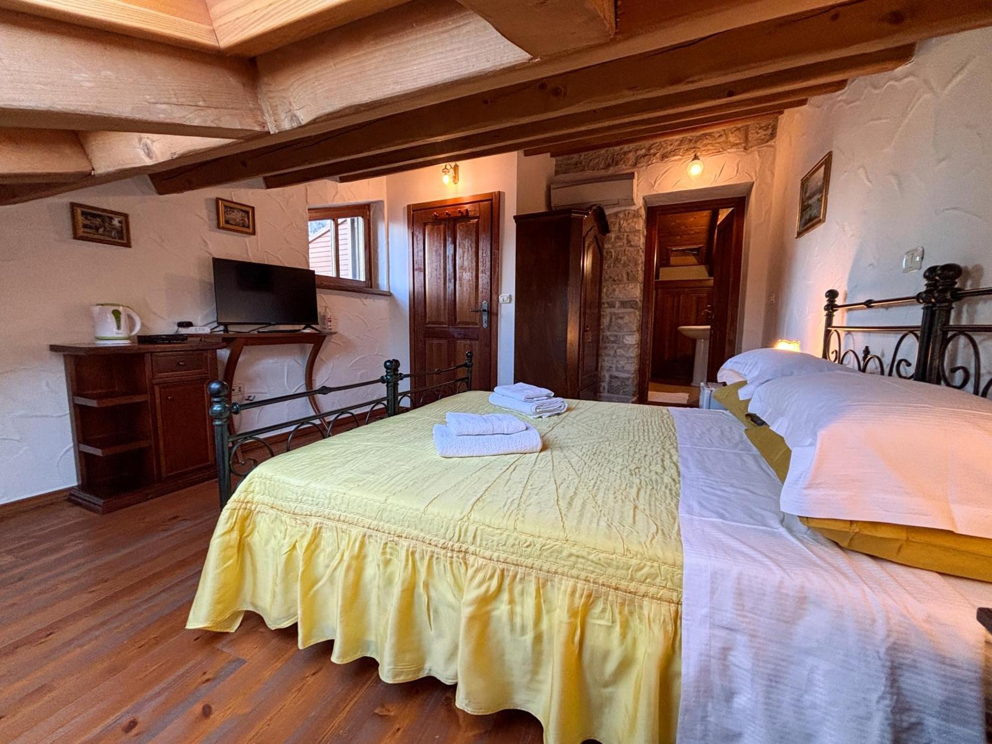City Center Coastal Escape - Apartments With Sea View Or Cozy Room Новиград Екстериор снимка
